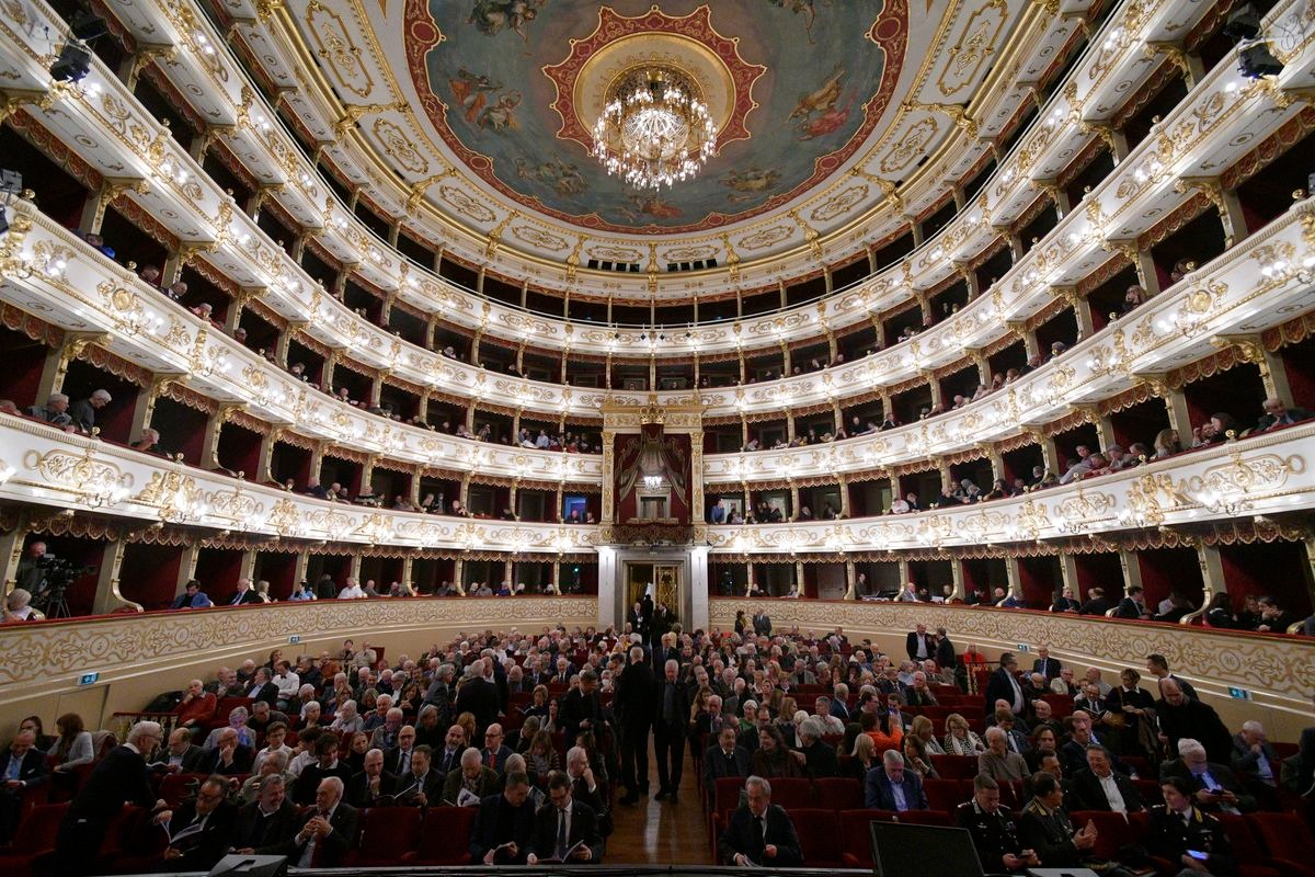 Il Teatro Regio  ........ Foto  PIER LUIGI VASINI (copyright)  -  Via San Bruno, 5 - 43123 Parma (Italia)  -  tel. 0521/493671 - cell. 333/3992149  -  e-mail: fotovasini@libero.it